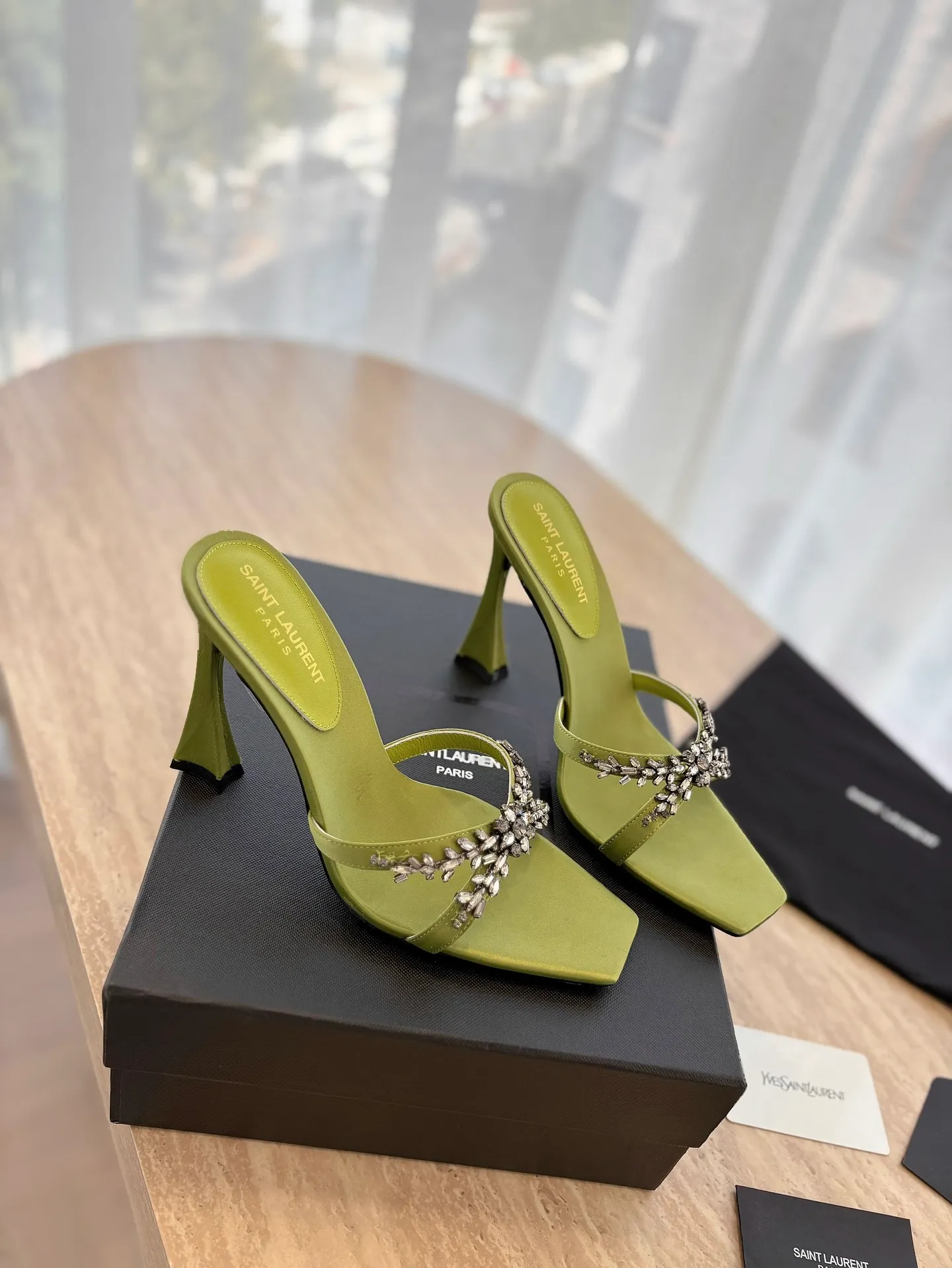 👟👟Ex-factory price 540👟👟 High version "SAINT LAUREN*" Saint Laurent YSL 25ss/spring and summer new catwalk style large rhinestone high-heeled shoes and sandals. Only YSL understands women's hearts best and does not accept refutation. It is a super invincible feminine artifact and a must-have for women (z-product full-body customization, own molded hardware accessories, perfect consistency). Compare the differences between pictures and goods on the market. ✔Upper: Customized imported calf patent leather/silk ✔Lining: Imported 🐑sheep leather ✔Sole: Imported genuine leather outsole ✔Heel height: 10.5cm ✔Number of yards: 35-39 (40 can be customized and non-returnable) (Full set of packaging)